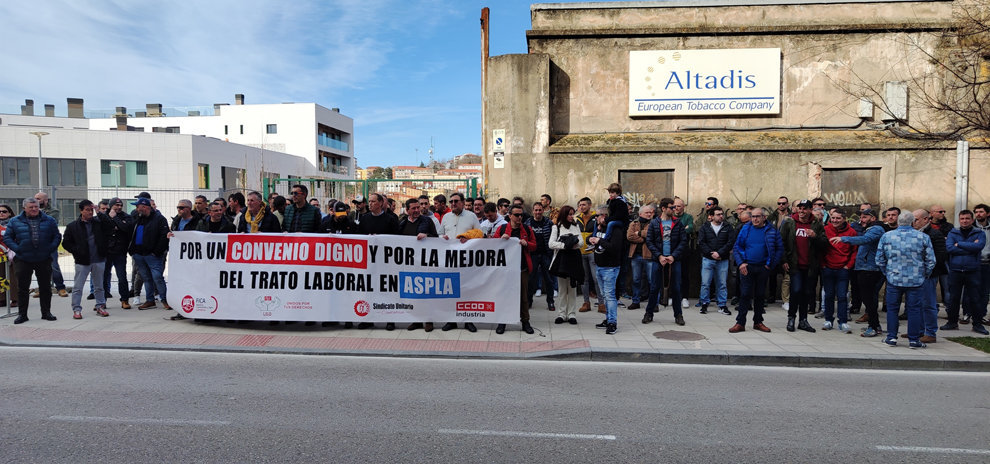 La plantilla de Aspla se concentra frente al Parlamento de Cantabria