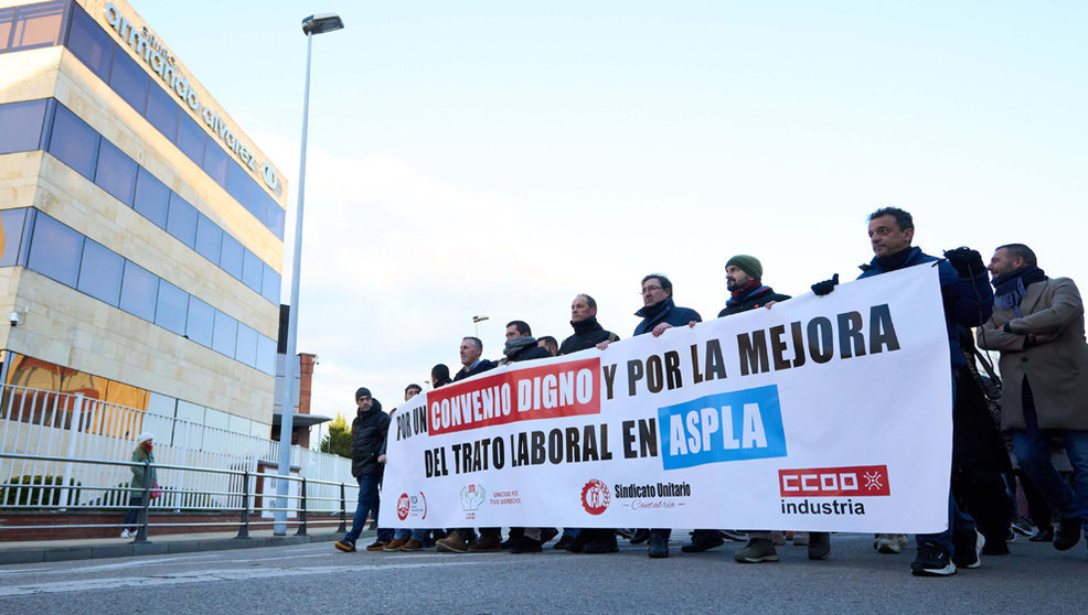 Trabajadores de la empresa Aspla sostienen pancartas durante una manifestación