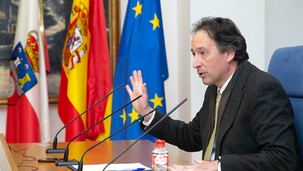 El exconsejero de Obras Públicas José Luis Gochicoa ofrece una rueda de prensa tras su dimisión aceptada sobre la trama de contratos de Carreteras