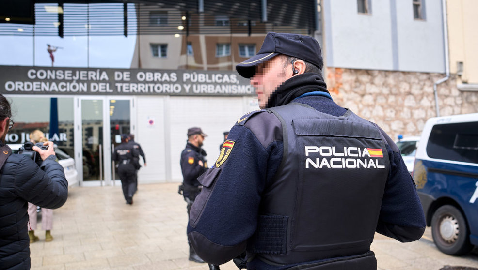 Varios policías en la entrada de la Consejería de Obras Públicas