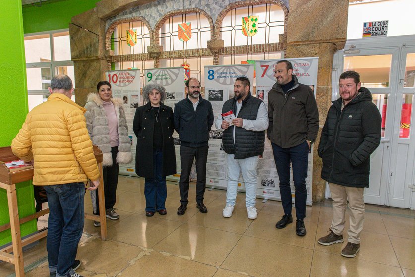 El IES Marqués de Santillana de Torrelavega inaugura la exposición itinerante 'Historia y cultura del pueblo gitano'