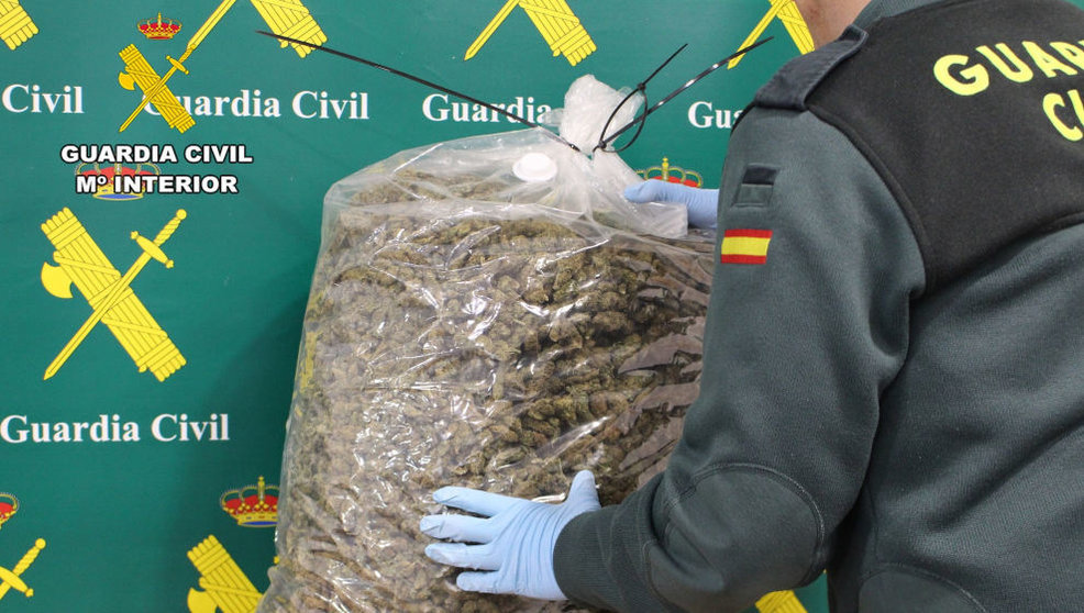 Bolsa con los 10 kilos de cogollos de marihuana intervenidos en la operación