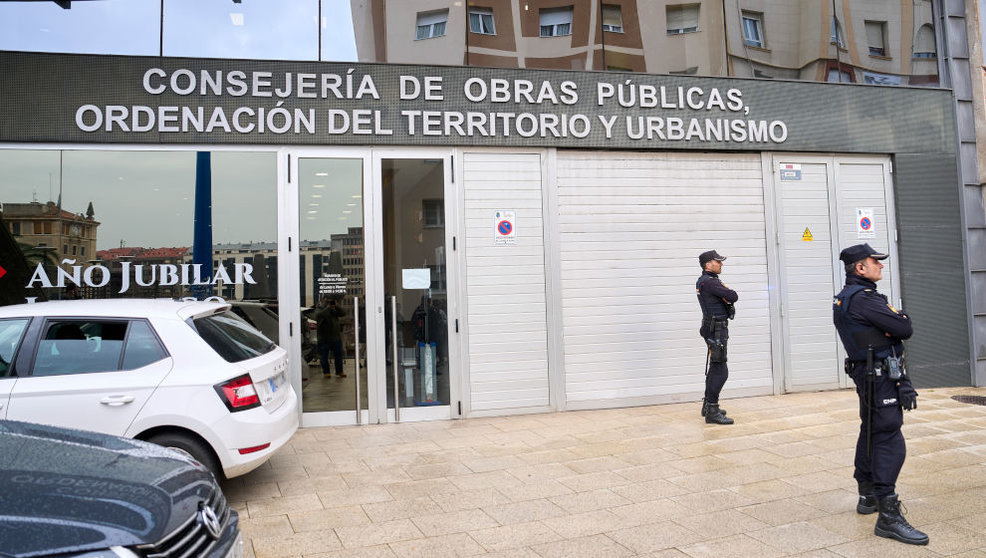 Varios policías en la entrada de la Consejería de Obras Públicas, Ordenación del Territorio y Urbanismo de Cantabria