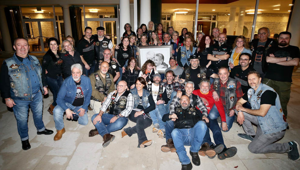 Participantes en la XII concentración nacional de Harley-Davidson Costa Cantábrica con el presidente de Cantabria, Miguel Ángel Revilla
