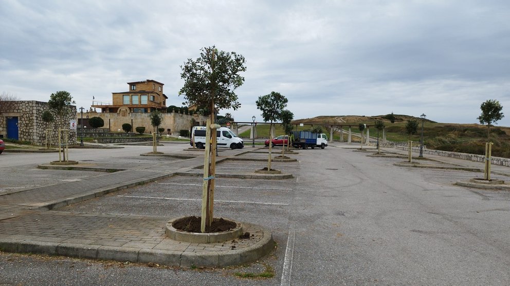 Plantación de árboles en el aparcamiento del entorno de El Dichoso