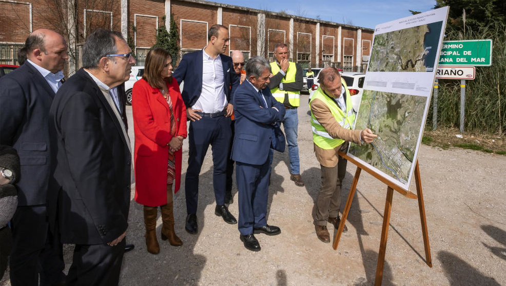 El presidente de Cantabria, Miguel Ángel Revilla, visita junto a otras autoridades las obras de la carretera entre Viveda y Duález
