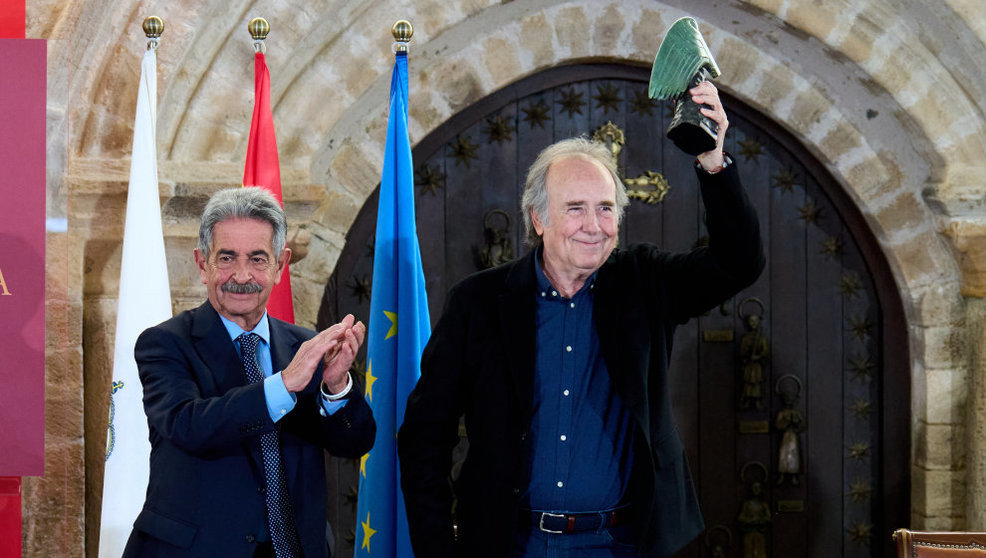 El presidente de Cantabria, Miguel Ángel Revilla, entrega el Premio Beato de Liébana al cantautor a Joan Manuel Serrat