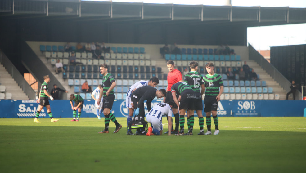 Un jugador de la Gimnástica siendo atendido en el partido ante el Rayo Cantabria