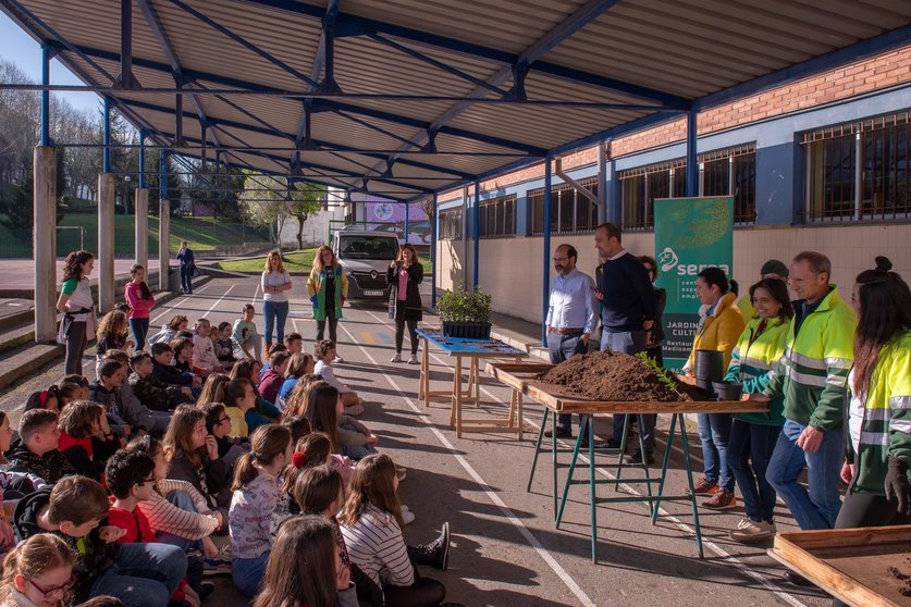 Actividad en el colegio José Luis Hidalgo por el Día del Árbol