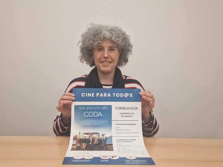 La concejala de Sanidad, Laura Romano, con el cartel de la proyección de 'CODA: Los sonidos del silencio'