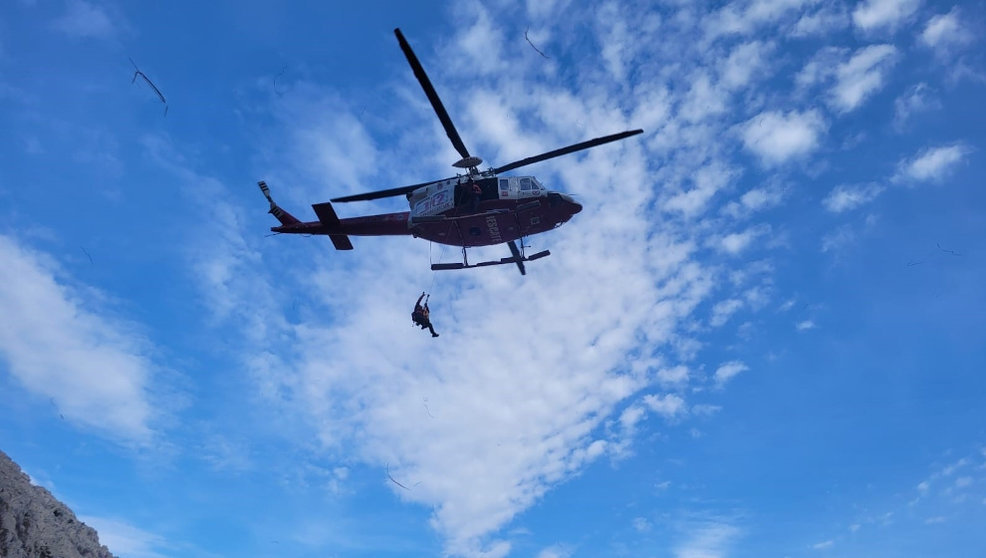 El helicóptero acude a Arredondo tras fallecer una mujer al precipitarse desde una altura de 50 metros