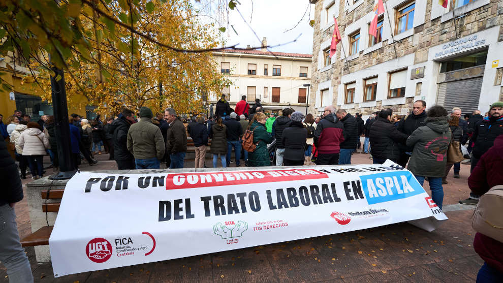 Un cartel de 'Por un convenio digno y por la mejora del trato laboral en Aspla' durante una manifestación