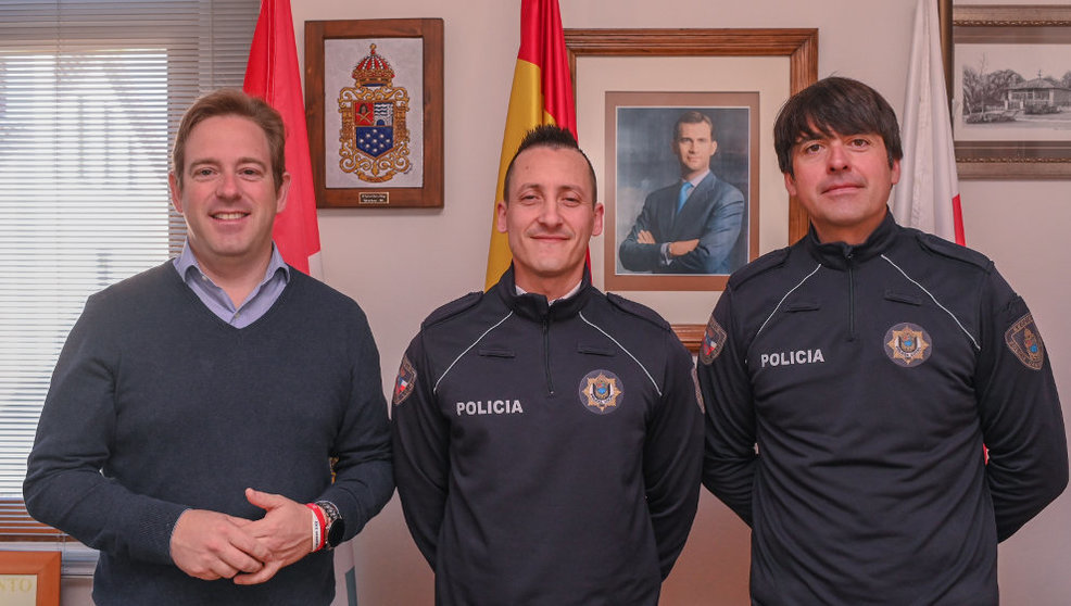 El alcalde, Pablo Diestro (izda); el nuevo agente, Pablo Ruiz (centro); y el jefe de la Policía Local, David Cuesta