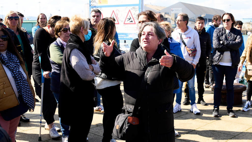 La familiar de uno de los fallecidos protesta durante un minuto de silencio por las víctimas del naufragio del Vilaboa Uno, en el Barrio Pesquero