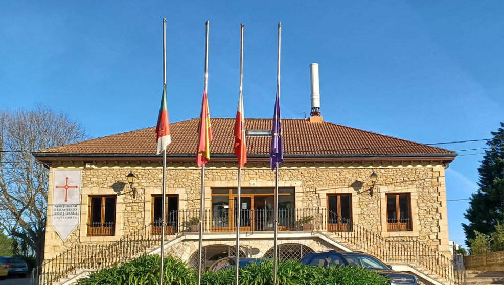 El Ayuntamiento de Ribamontan al Mar con las banderas a media asta