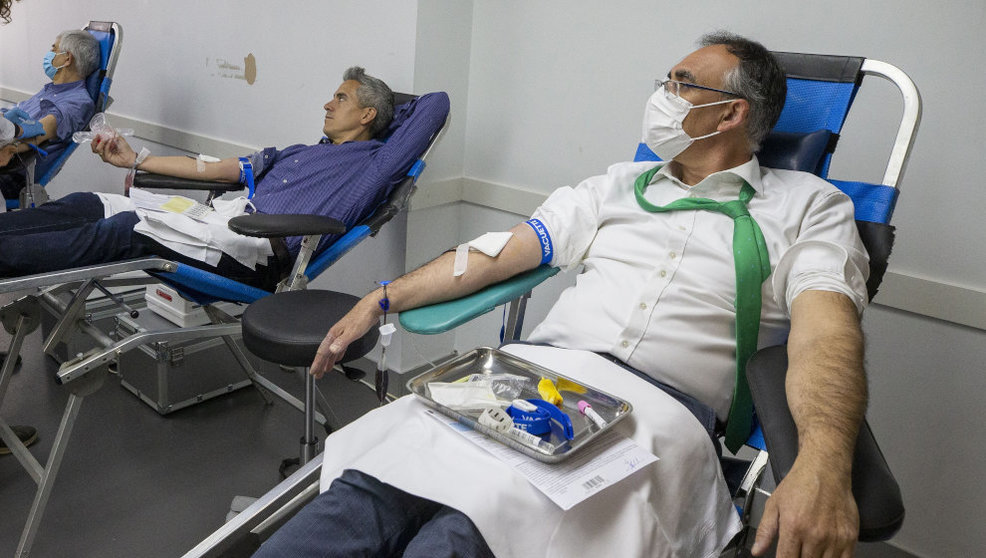El Vicepresidente, Pablo Zuloaga, y el Consejero de Sanidad, Raúl Pesquera, donan sangre para concienciar a la sociedad