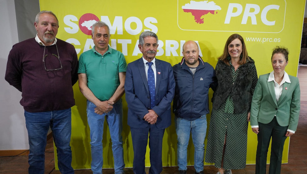 El presidente regional y candidato del PRC, Miguel Ángel Revilla, con los cuatro alcaldes de Arenas de Iguña