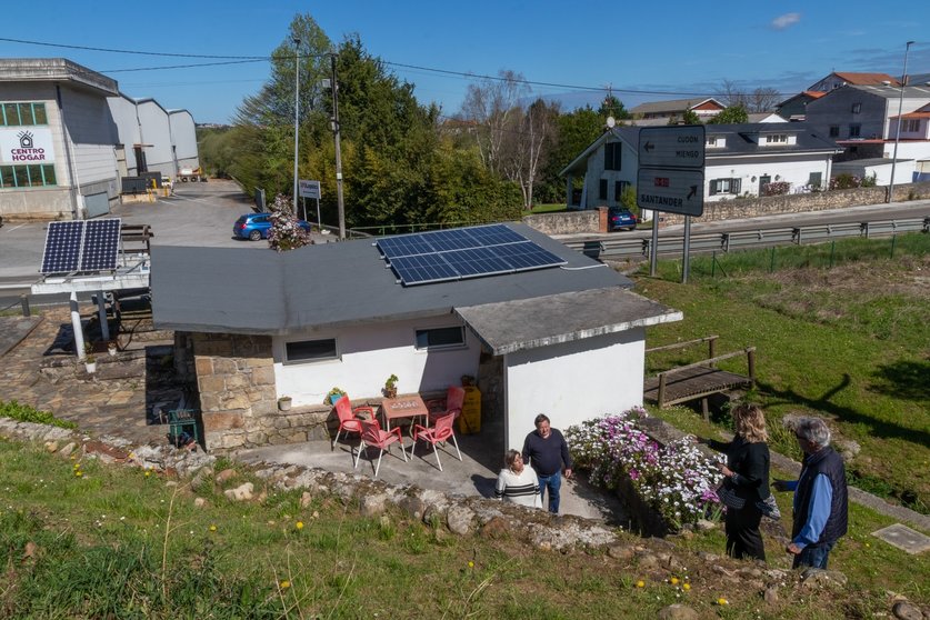 Paneles fotovoltaicos en el albergue de peregrinos de Rolisas, en Polanco