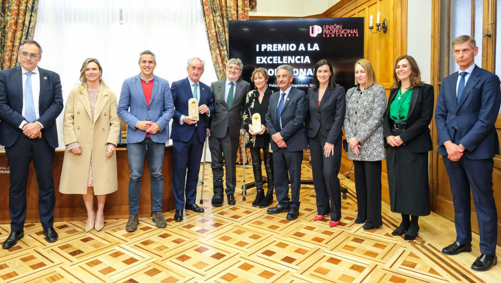 El presidente de Cantabria, Miguel Ángel Revilla, entre otras autoridades, asiste a la entrega de los Premios a la Excelencia Profesional que concede la Unión Profesional de Cantabria