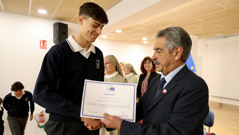 El presidente de Cantabria, Miguel Ángel Revilla, entrega el premio del Parlamento Europeo al colegio Torreánaz | Foto- Gobierno de Cantabria