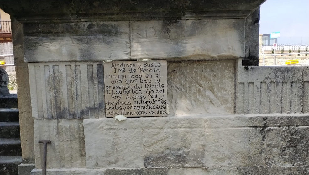 Imagen de la placa escrita junto al monumento