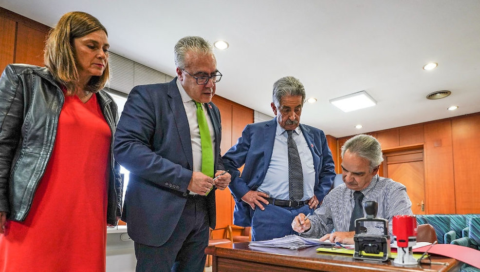 El secretario general del PRC, Miguel Ángel Revilla, registra la candidatura autonómica de su partido en la Junta Electoral acompañado de Paula Fernández y Pedro Hernando