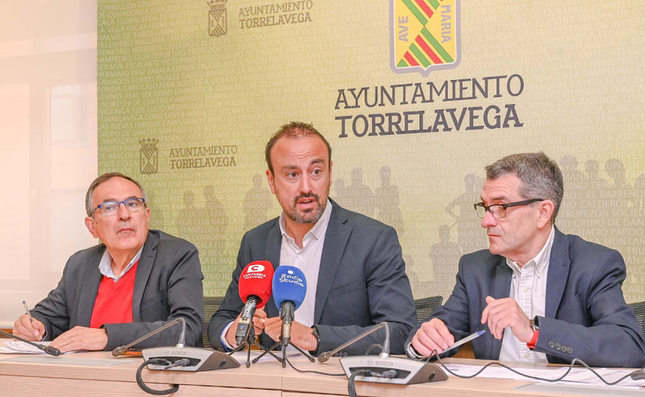 El alcalde, Javier López Estrada, presenta los presupuestos junto a los concejales José Manuel Cruz Viadero y Pedro Pérez Noriega