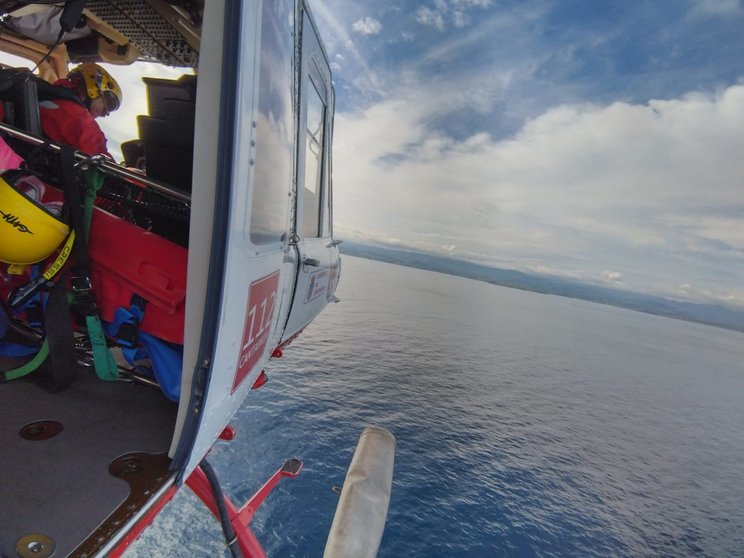 Imagen del helicóptero del Gobierno en la búsqueda por mar y aire del pescador desaparecido