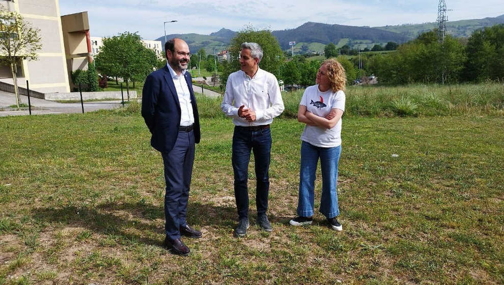 Los candidatos a la Alcaldía de Torrelavega y a la Presidencia de Cantabria, José Luis Urraca y Pablo Zuloaga, junto a Patricia Portilla