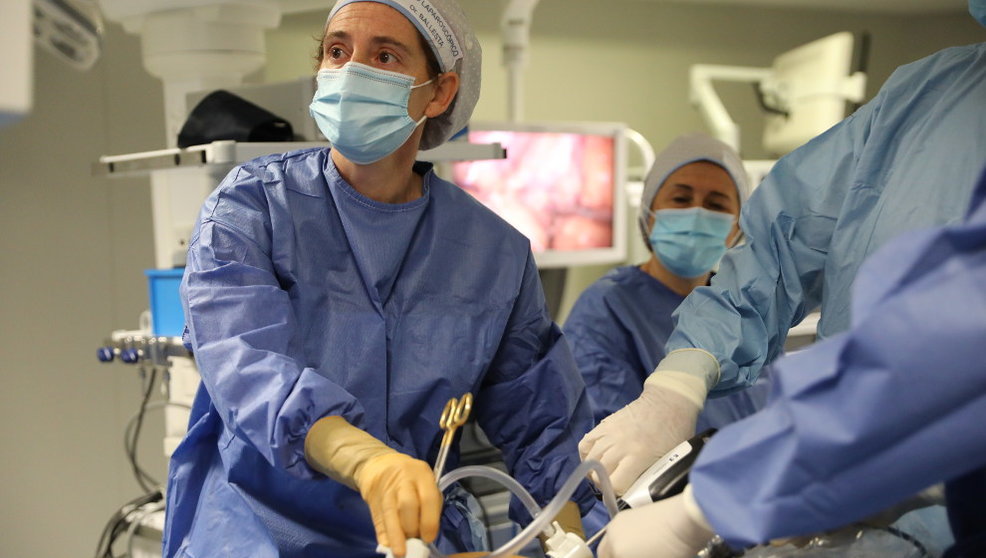 Profesionales sanitarios durante una cirugía