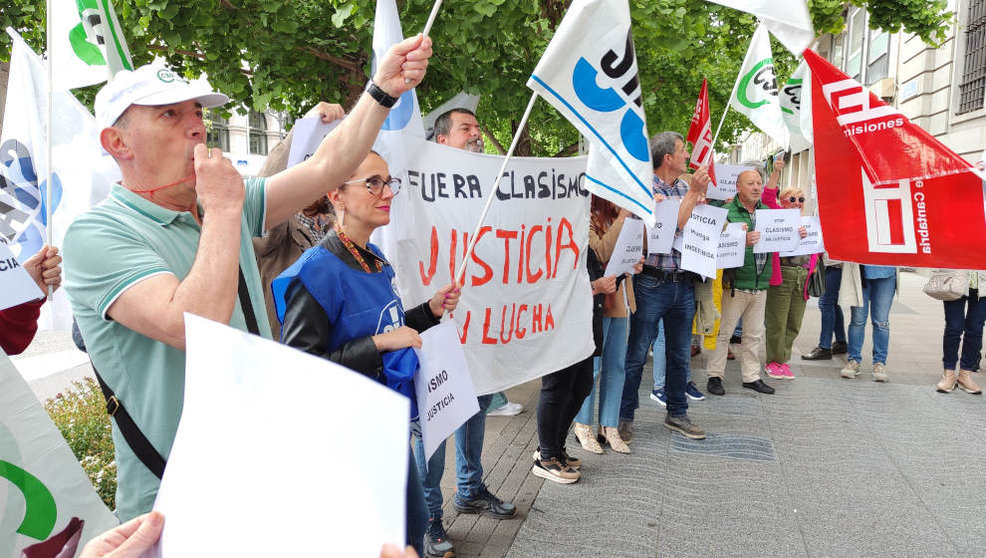 El personal de Justicia de Cantabria se concentra y protesta frente a la Delegación del Gobierno