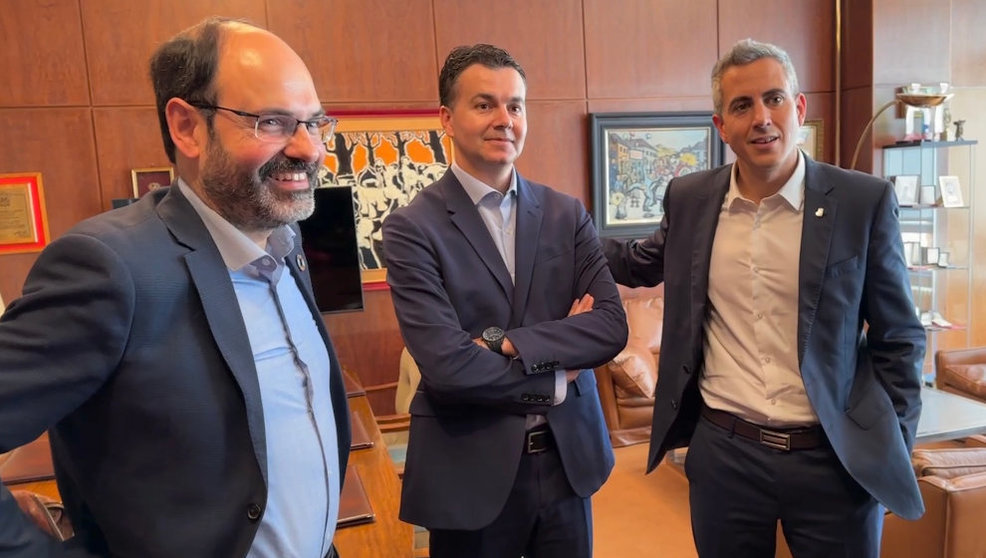 El candidato a la Presidencia de Cantabria, Pablo Zuloaga, y el Ministro de Industria , Héctor Gómez, en el encuentro con empresarios en Torrelavega.