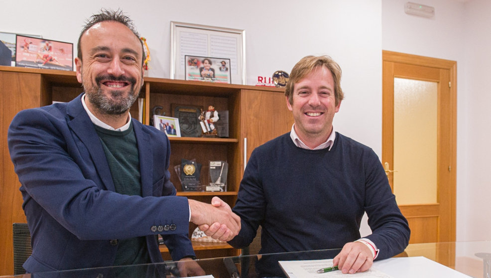 Los alcaldes de Torrelavega y Reocín firman el convenio del Torrebus