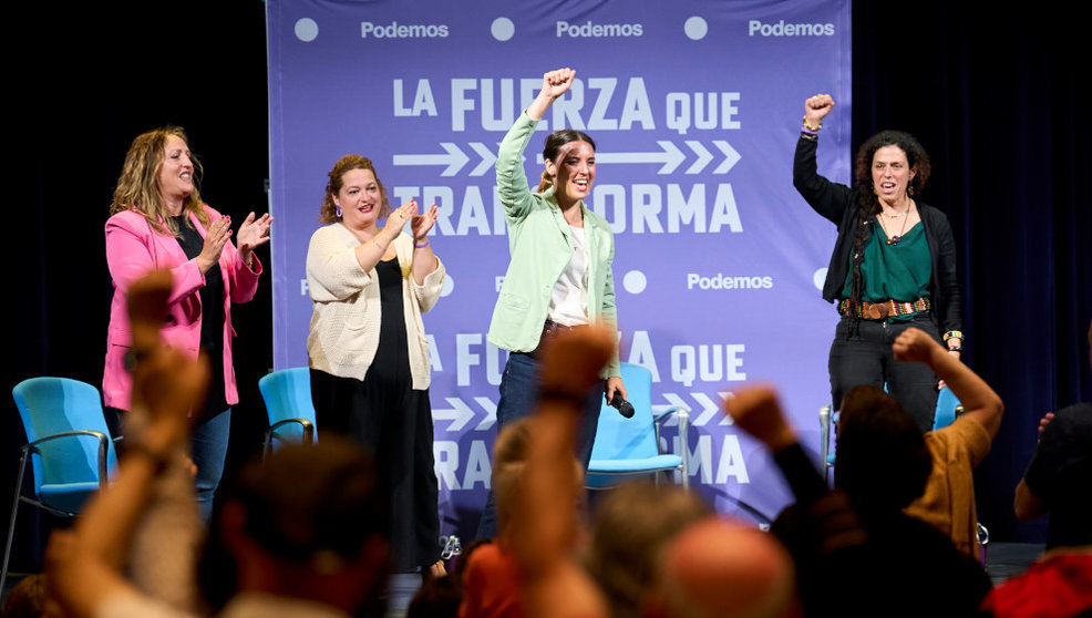 La ministra de Igualdad, Irene Montero, en un acto con las candidatas de Podemos-IU en Cantabria, Mónica Rodero y Carmen Martín, y con la coordinadora autonómica, Mercedes González