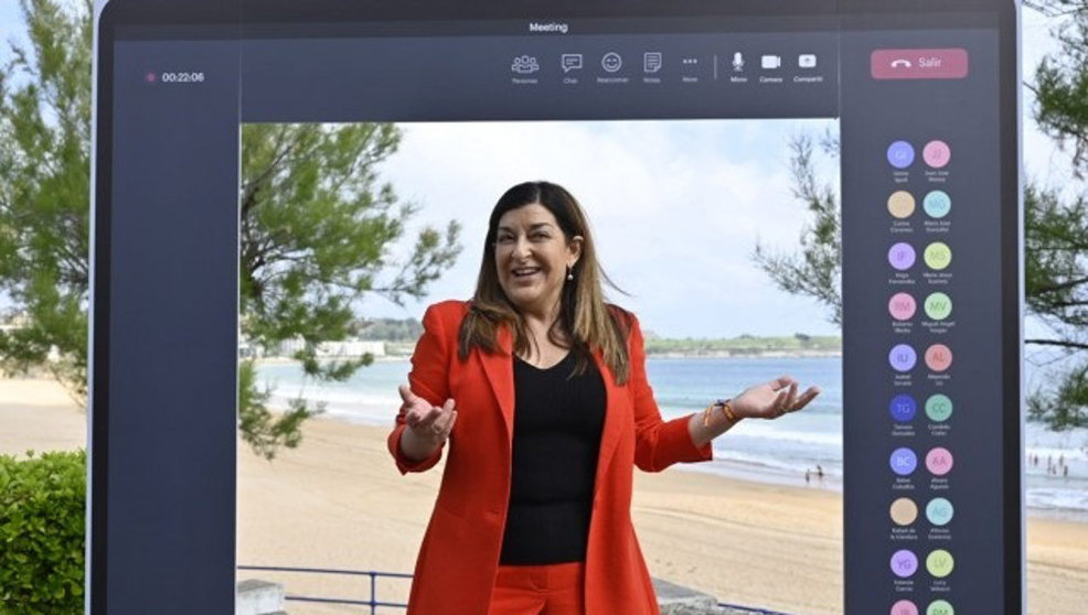 La presidenta del PP de Cantabria y candidata, María José Sáenz de Buruaga, presentando su propuesta de teletrabajo
