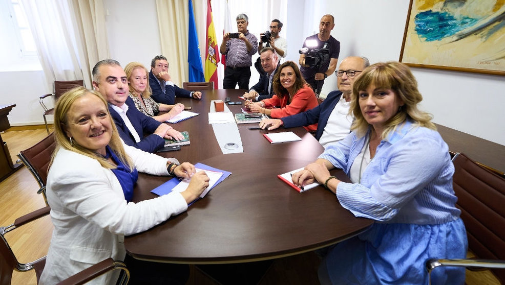 Los equipos negociadores de PP y PRC mantienen su primera reunión sobre la gobernabilidad de Cantabria