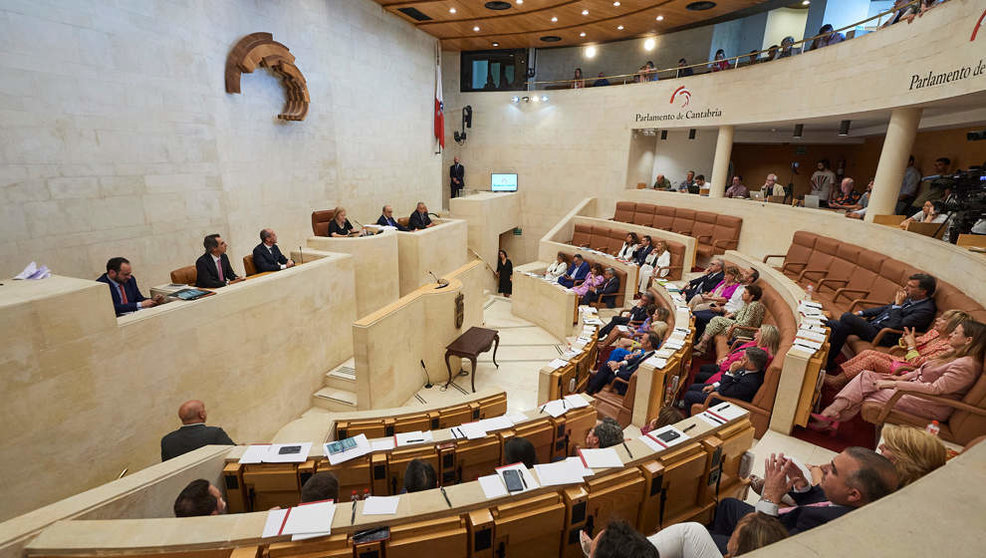 Pleno en el Parlamento de Cantabria