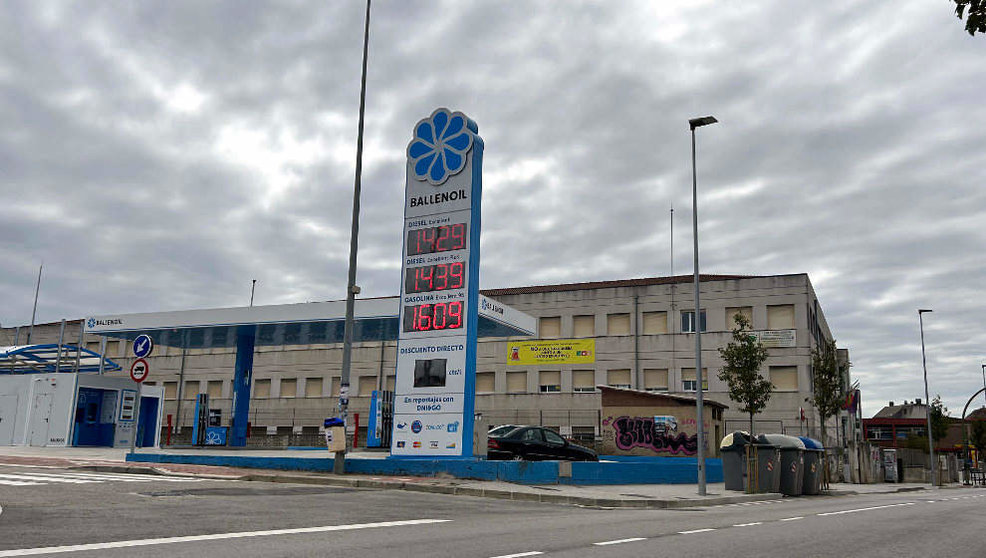 Gasolinera junto al IES Cantabria | Foto- edc