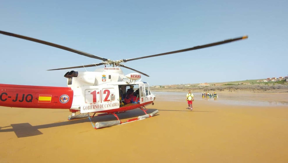 El helicóptero del Gobierno de Cantabria acude al rescate de un bañista en la playa de Cuberris, en Ajo