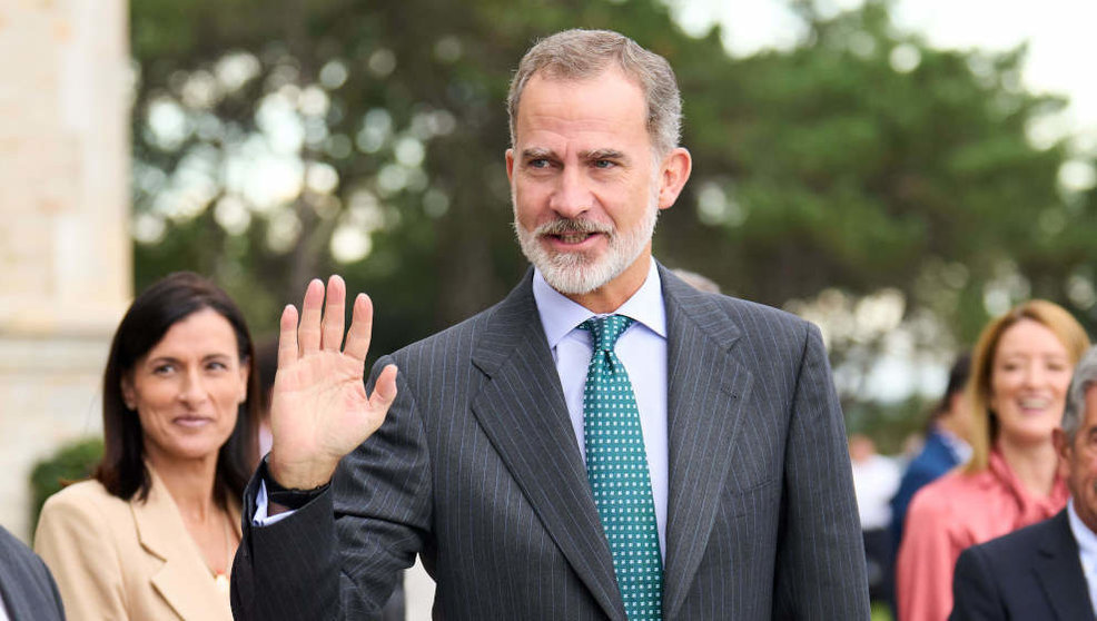  El Rey Felipe VI saluda a su llegada a un acto en Santander FOTO- Juan Manuel Serrano Arce