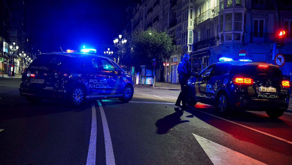 Dos coches de Policía Nacional por el centro de Santander