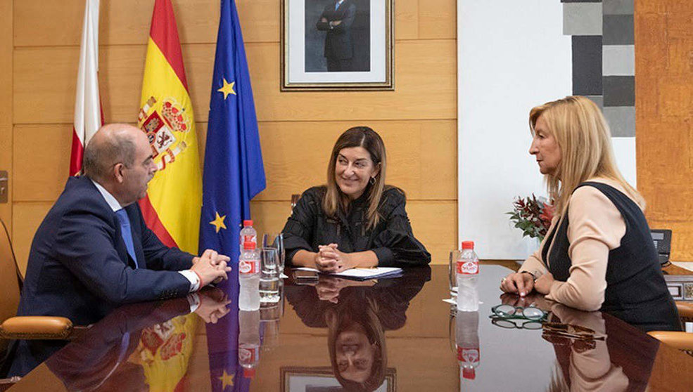 La presidenta de Cantabria, María José Sáenz de Buruaga, se reúne con Lorenzo Amor, presidente de ATA