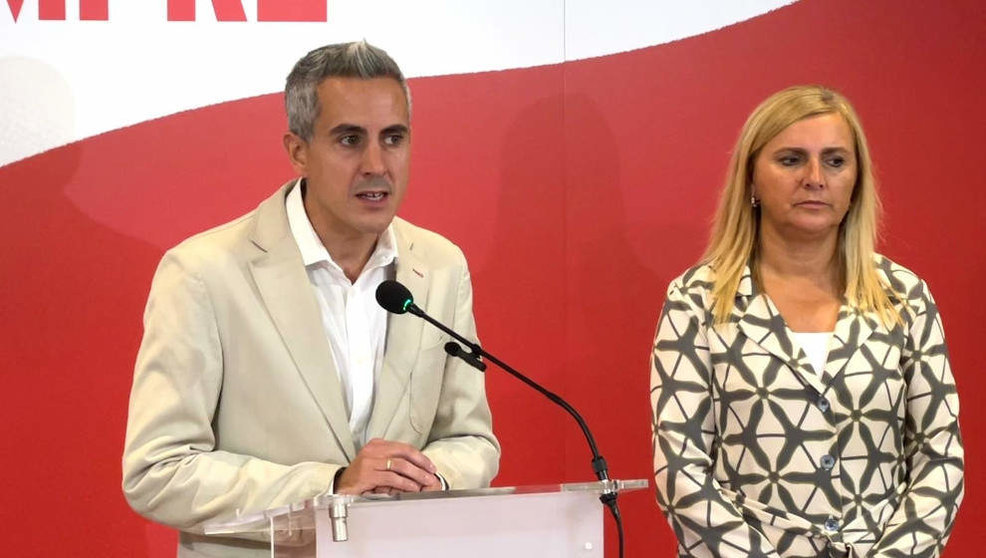 El secretario general del PSC-PSOE y portavoz parlamentario, Pablo Zuloaga, junto con Noelia Cobo