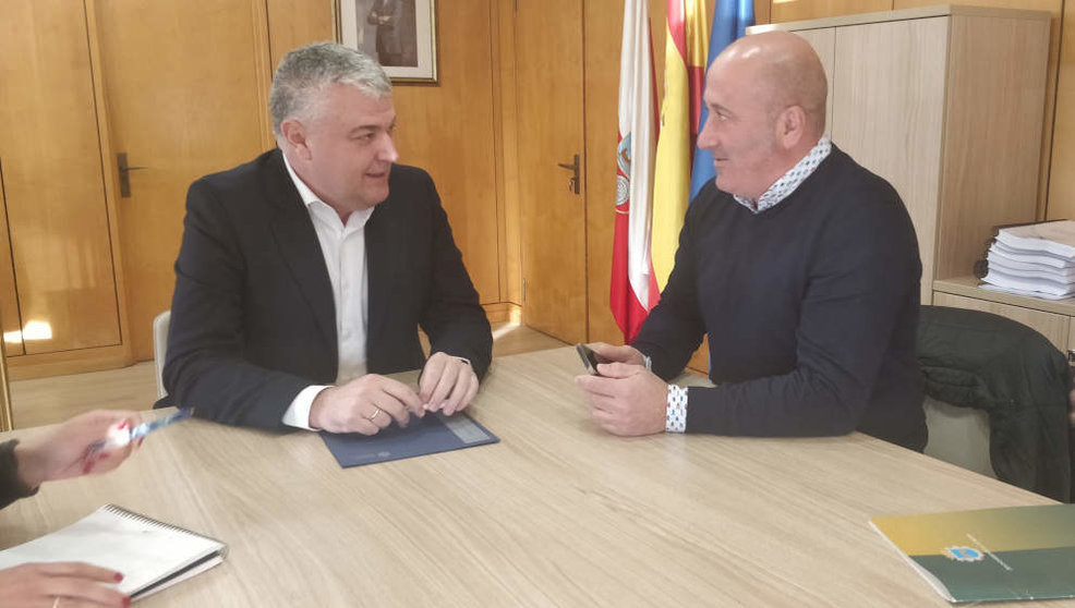 El consejero de Economía, Luis Ángel Agüeros, se reúne con el alcalde de Cartes, Agustín Molleda