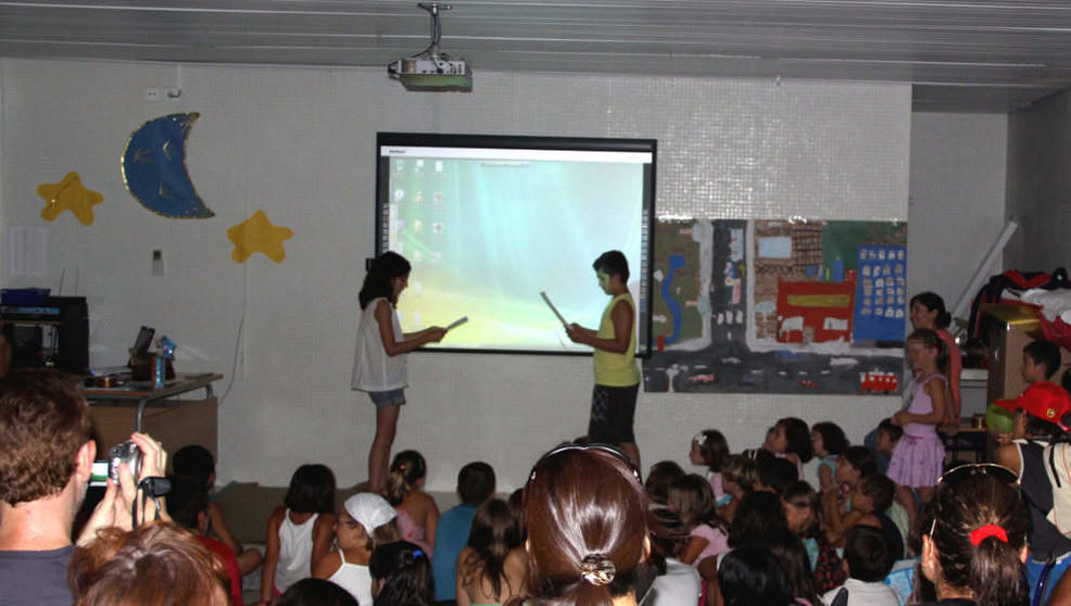 Niños utilizando una pizarra digital en clase
