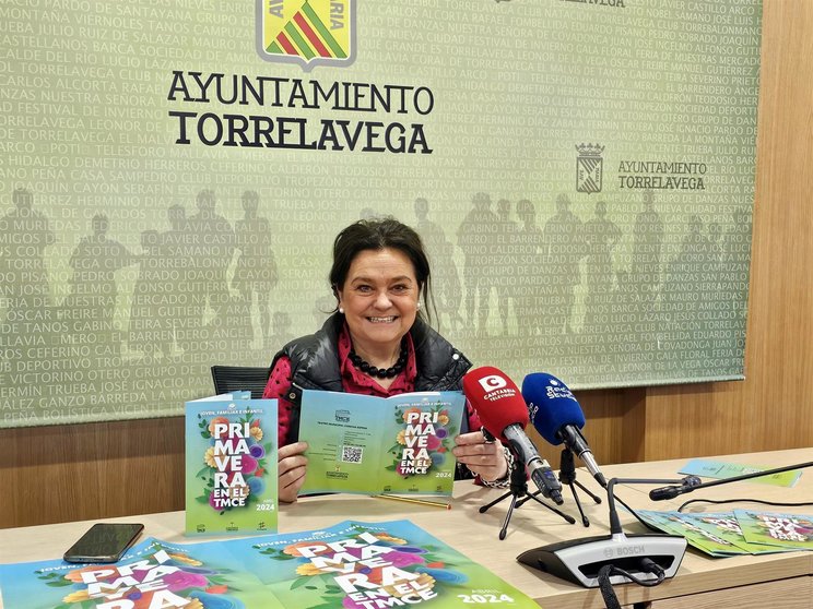 La concejala de Cultura de Torrelavega, Esther Vélez, en la presentación de 'Primavera en el TMCE'