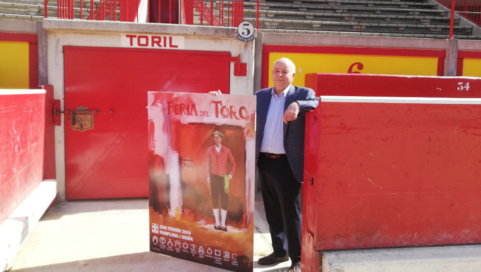 Indalecio Sobrino posa con el cartel anunciador de la Feria del Toro de Pamplona 2024