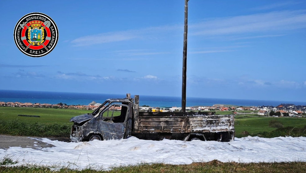 Vehículo incendiado cuando circulaba cargado de rollos de hierba por la CA-231 en Valdearenas, Piélagos