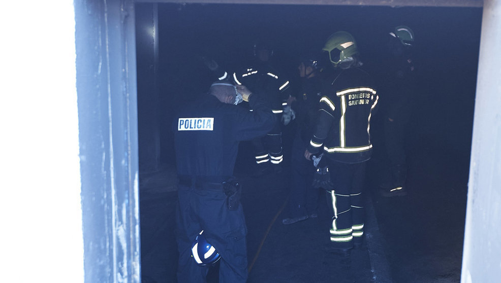Bomberos inspeccionan un garaje comunicatorio incendiado