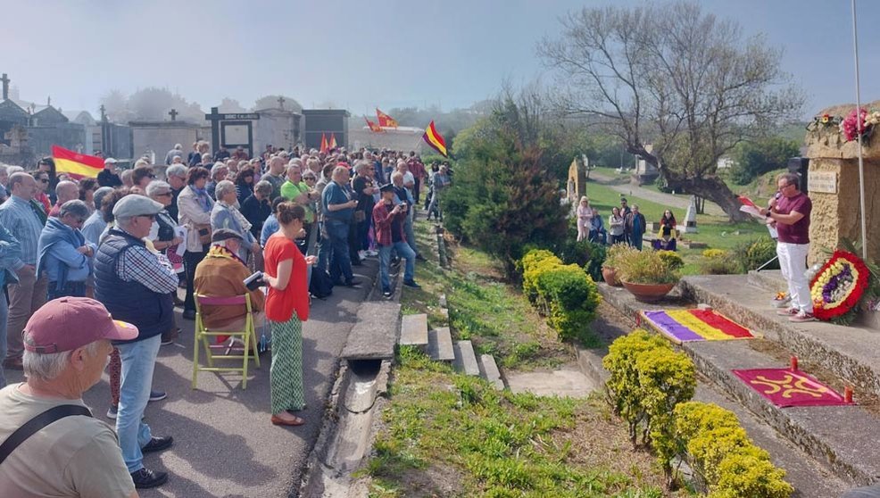 Cerca de cien republicanos se concentran en el cementerio de Ciriego para recordar las víctimas de la dictadura